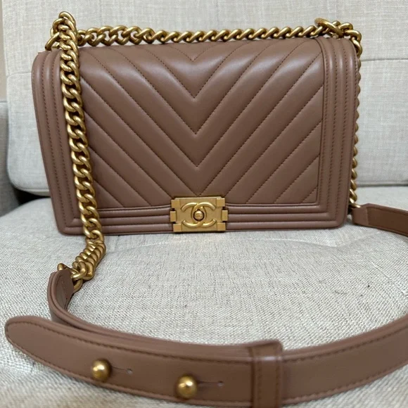 CHANEL AUTHENTIC, Chanel Medium Boy Bag - Picture 16 of 17